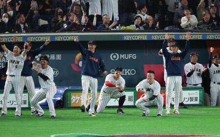 ７回、吉田の２点適時打で盛り上がる日本ベンチ（撮影・金田祐二）