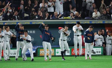 ７回、吉田の２点適時打で盛り上がる日本ベンチ（撮影・金田祐二）