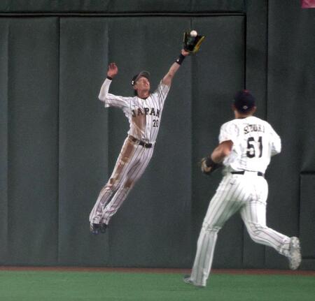 ９回、ジョーンズの中飛を好捕する周東（撮影・伊藤笙子）