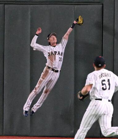 ９回、韓国・ジョーンズの中飛で好捕する周東