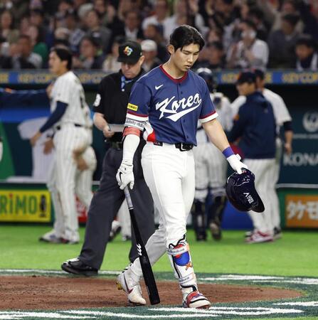 　８回、満塁の好機で見逃し三振に倒れた韓国の金慧成