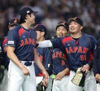 試合後の整列で嫌がる大谷（左）を前に押し出す鈴木（撮影・伊藤笙子）