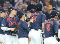 試合後のあいさつで、鈴木（左から２人目）らから、前に押される大谷（右から２人目）