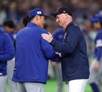 試合後、健闘をたたえ合う台湾・曾豪駒監督（左）とチェコ・パベル・ハジム監督（撮影・伊藤笙子）