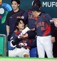２回、満塁本塁打を放ち生還した大谷（左）と笑顔で話す井端監督＝６日