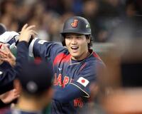 ２回、大谷が満塁本塁打を放ちナインに迎えられる