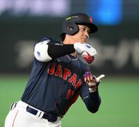 ２回、先制の満塁本塁打を放ち“お茶点てポーズ”を披露する大谷＝６日