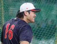 打撃練習で明るい表情を見せる大谷