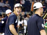 　打撃練習中におどけた表情を見せる大谷。右は佐藤
