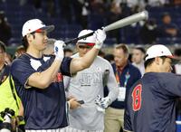 　バットを手にする大谷