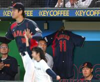 ベンチにかかげられたダルビッシュのユニホーム。手前左は大谷（撮影・堀内翔）