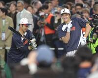 近藤（左）とふざける大谷（撮影・西岡正）