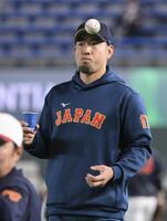 コーヒーを手にグラウンドに姿を見せた菊池（撮影・伊藤笙子）