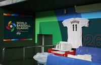 日本ベンチに飾られたダルビッシュのユニホーム（撮影・伊藤笙子）