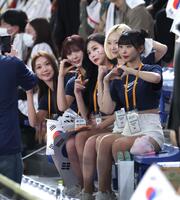 スタンドで声援を送る韓国チア（撮影・金田祐二）