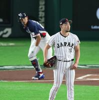 １回、韓国・李政厚に先制適時打を浴びる菊池（撮影・金田祐二）