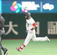 １回、２ランを放ち、手を上げながら二塁へ向かう鈴木（撮影・西岡正）