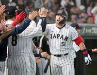 １回、右中間へ２ランを放ち、ナインに迎えられる鈴木（撮影・伊藤笙子）