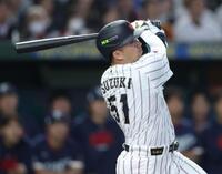 １回、右中間へ２ランを放つ鈴木（撮影・伊藤笙子）