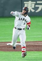 １回、２ランを放ち喜ぶ鈴木（撮影・金田祐二）