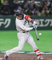 １回、鈴木が右中間に２点本塁打を放つ