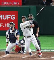 １回、２ランを放つ鈴木（撮影・金田祐二）