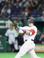 ３回、勝ち越しソロを放つ鈴木（撮影・西岡正）