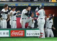 ３回、勝ち越しソロを放った鈴木を迎える大谷ら（撮影・金田祐二）