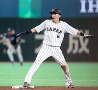 ４回、二盗を仕掛けるもアウトの判定に驚く源田（撮影・伊藤笙子）