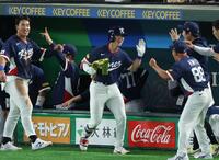 ４回、同点２ランを放ちナインに迎えられる韓国・金慧成（撮影・金田祐二）