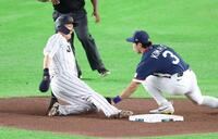 ４回、坂本の打席で源田が二盗失敗（撮影・金田祐二）