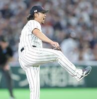 ６回、吠えながら力投する伊藤（撮影・西岡正）