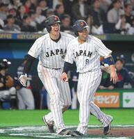 ７回、吉田の適時打で生還した大谷（左）と近藤（撮影・伊藤笙子）