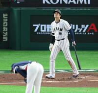 ３回、同点ソロを放つ大谷（撮影・金田祐二）