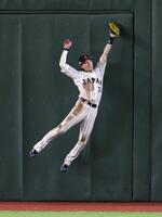 　９回、ジョーンズの飛球を好捕する中堅手周東