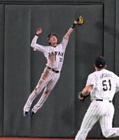 ９回、韓国・ジョーンズの中飛で好捕する周東