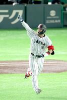 １回、２ランを放ち喜ぶ鈴木（撮影・金田祐二）