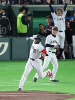 １回、２ランを放ち喜ぶ鈴木（撮影・金田祐二）