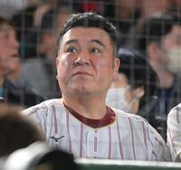 日本対韓国戦を観戦するアンタッチャブル・山崎弘也（撮影・伊藤笙子）