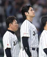 国歌斉唱で国旗を見つめる大谷（右）と井端監督（撮影・伊藤笙子）