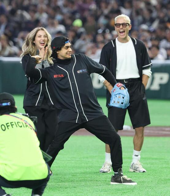 WBC始球式で紅一点の人気女優が話題