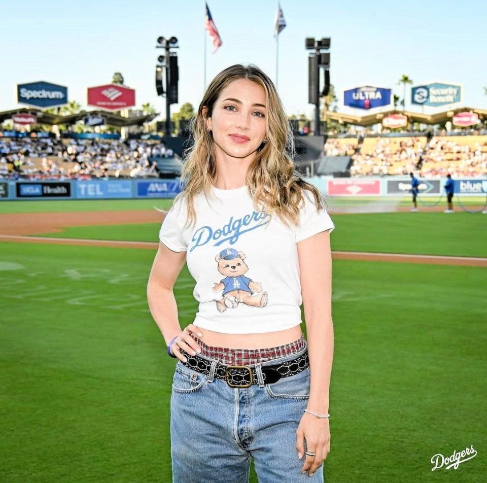 　始球式に登場したエミリー・ラッド（ロサンゼルス・ドジャース提供）