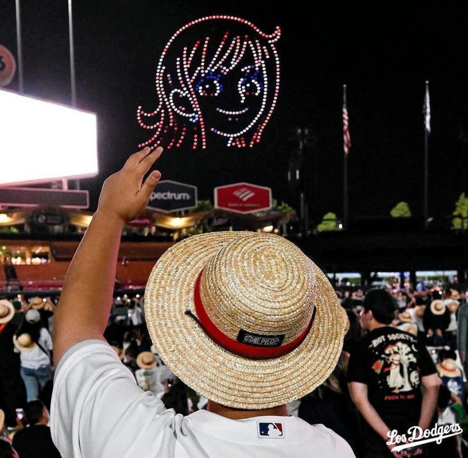 　試合後のドローンショーでＯＮＥ　ＰＩＥＡＣＥのキャラクターが夜空に（ロサンゼルス・ドジャース提供）