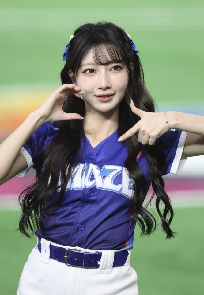 試合前パフォーマンスするイーリー（一粒）＝撮影・伊藤笙子