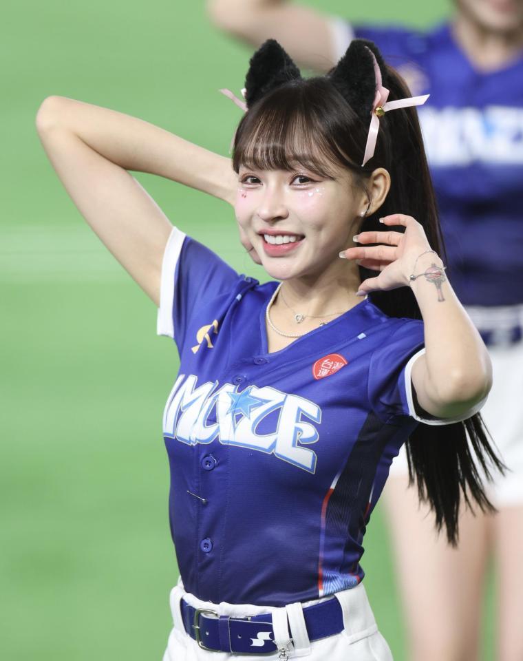 試合前パフォーマンスするリン・シャン（林襄）＝撮影・伊藤笙子