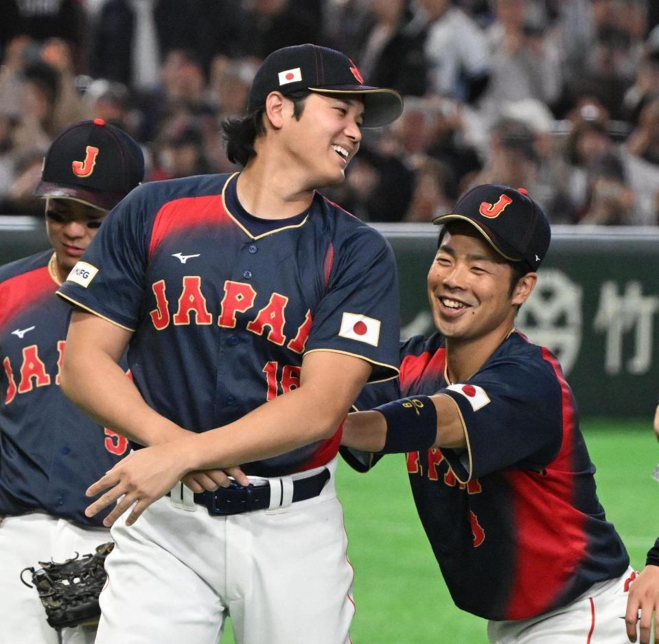 台湾に勝利し、近藤（右）とじゃれ合う大谷