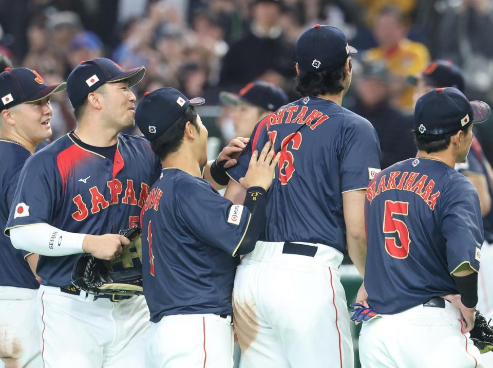 試合後のあいさつで、鈴木（左から２人目）らから、前に押される大谷（右から２人目）