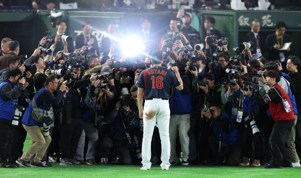 ヒーローインタビューを終えポーズをきめる大谷＝６日