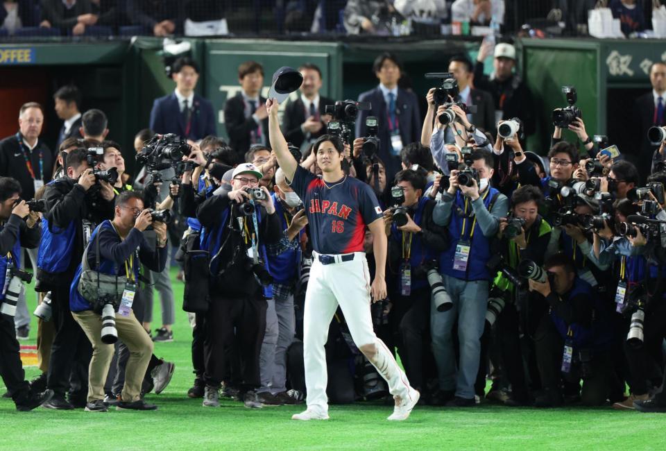 スタンドの声援に応える大谷＝６日