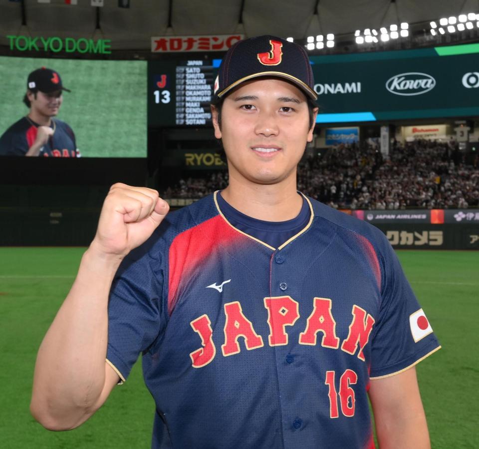 試合後、ガッツポーズをする大谷＝６日
